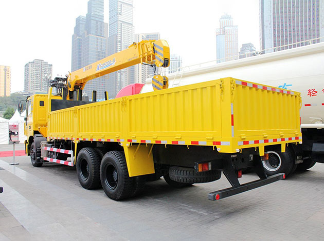 SAIC Hongyan 12 Tons Truck Mounted Crane