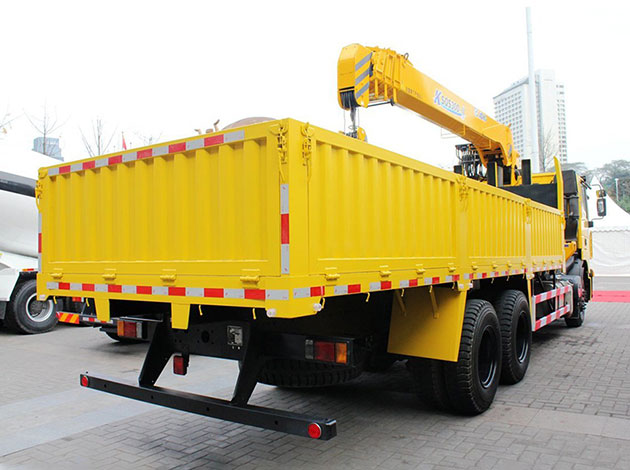 SAIC Hongyan 12 Tons Truck Mounted Crane