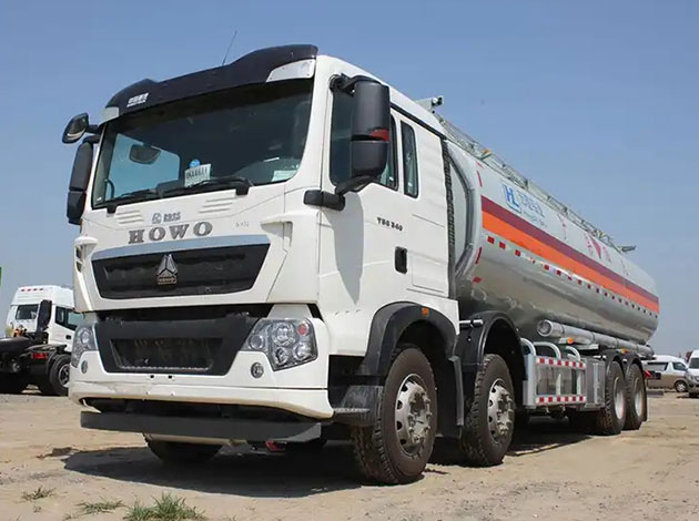 Sinotruk Howo 8X4 371Hp 28Cbm Fuel Tanker Truck