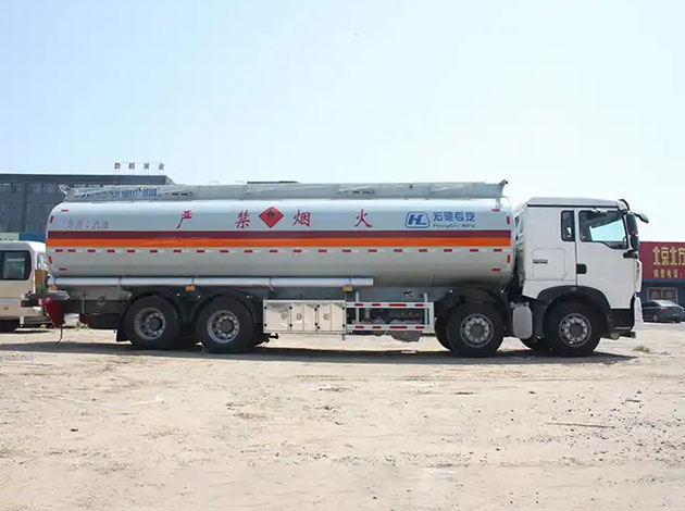Sinotruk Howo 8X4 371Hp 28Cbm Fuel Tanker Truck